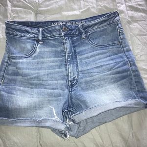 Sky-high American Eagle denim shortie.
